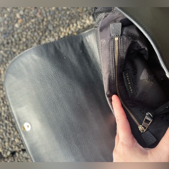 Tory Burch Bryant Quilted Shoulder Bag; Black and Gold - Picture 12 of 16